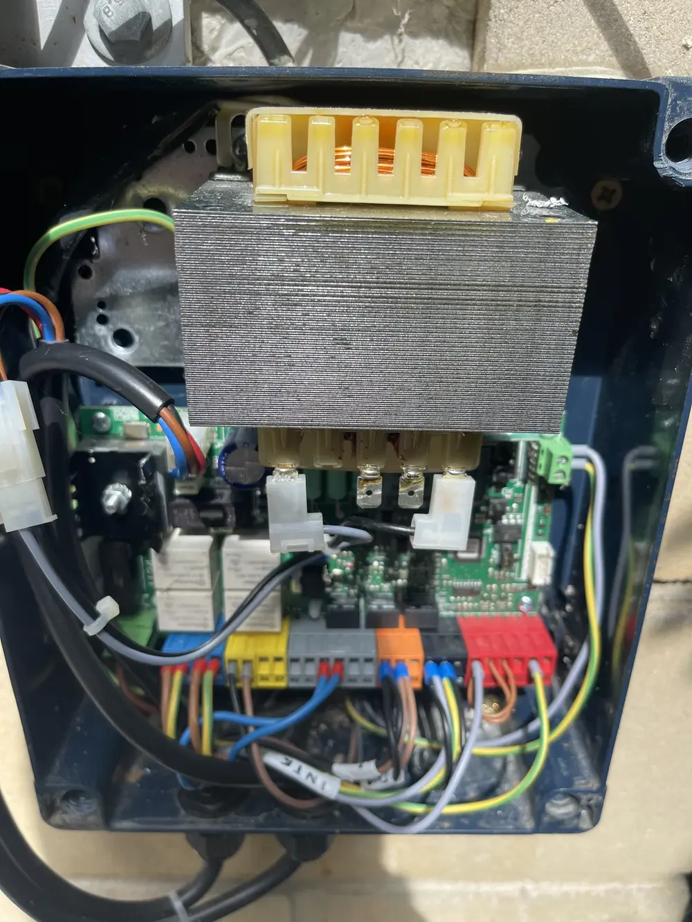 Reprise complète du câblage d’un coffret de motorisation de portail BFT par VOLTÉNYS