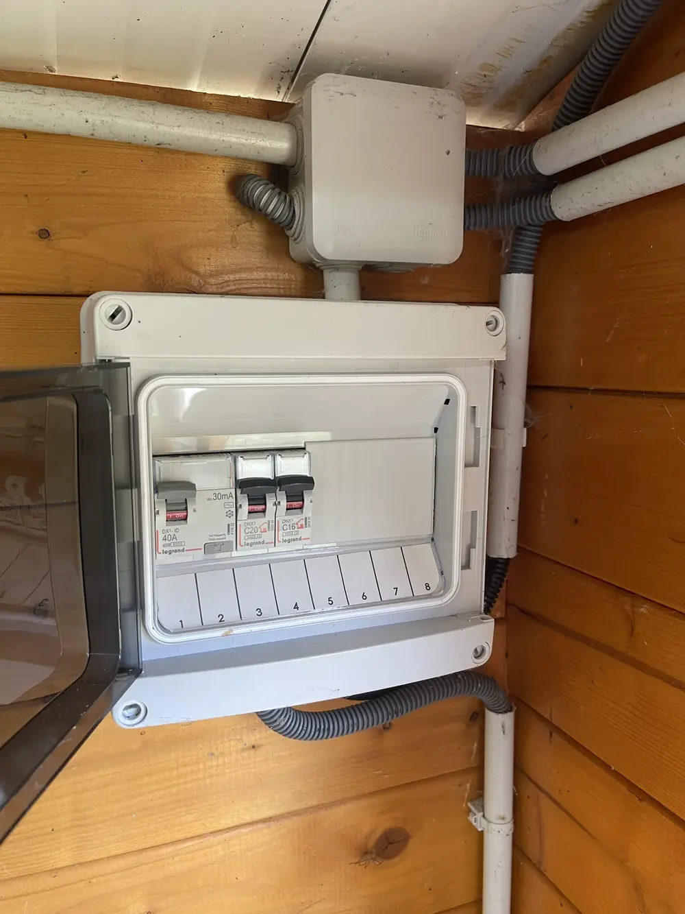 Tableau électrique secondaire IP65 installé dans un abri de jardin par VOLTÉNYS